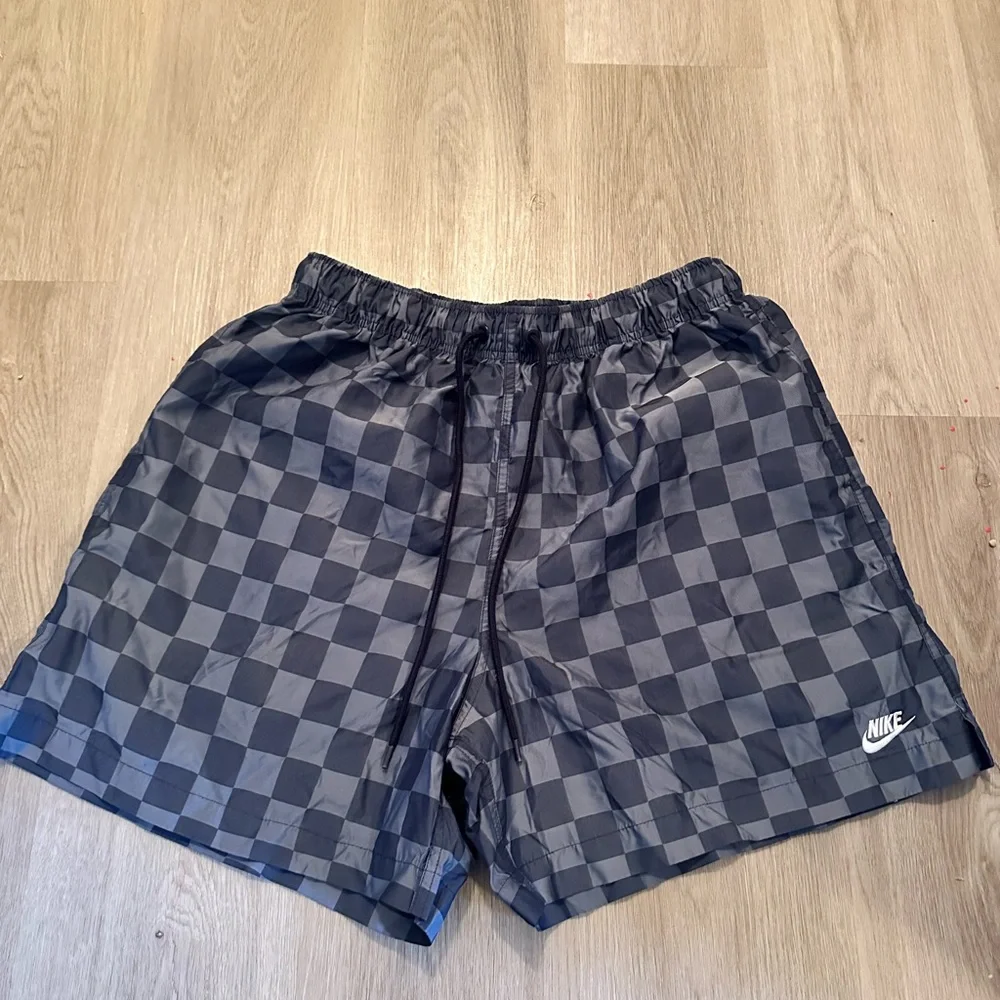 Nike Men's Gray Checkered Athletic Shorts - Picture 1 of 4